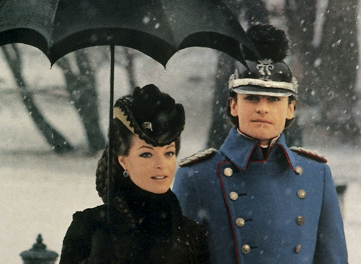 Elisabeth von Österreich (Romy Schneider) und Ludwig II (Helmut Berger) bei einem winterlichen Spaziergang. Bild: Sender