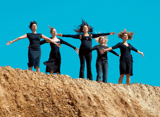 Die Freundinnen heute: Alex (Ursula Strauss), Brigitte (Birgit Minichmayr), Nina (Nina Proll), Nicole (Gabriela Hegedüs) und Carmen (Kathrin Resetarits, v.l.) atmen die Luft der Freiheit. Bild: Sender