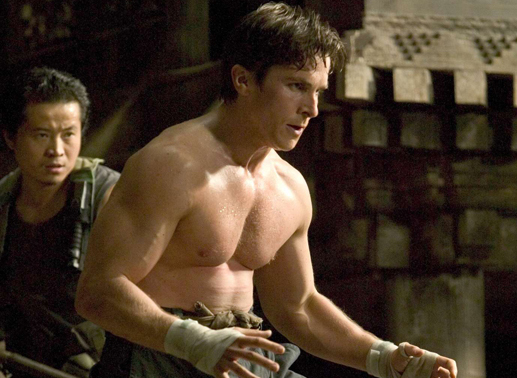 Bruce Wayne (Christian Bale) lässt sich in Asien zum Krieger ausbilden. Bild: Sender