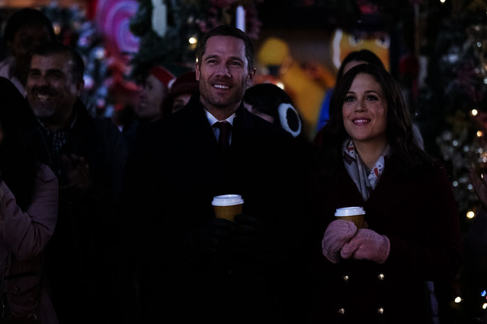 Rendezvous mit einem Schneemann. Mit Edward Ferris und Ella Dashwood. Bild: Sender/ Crown Media United States, LLC.