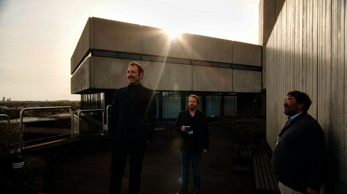 Peter Tillmann (Samuel Weiss) mit Ole Fischer und Heiko Pinkowski. Bild: Sender / NDR / Peter Drittenpreis / Kundschafter Filmproduktion / Schurkenstart Film