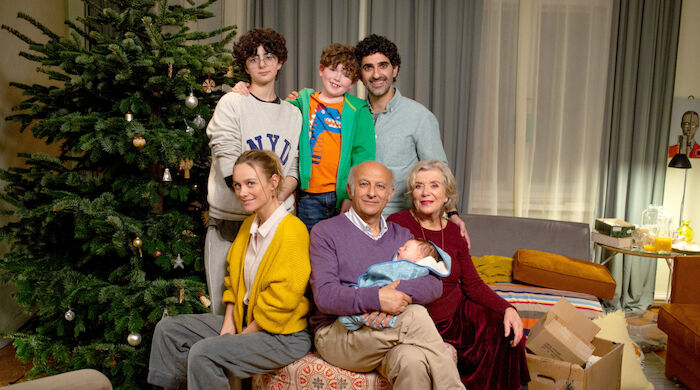 Die schönste Bescherung: Weihnachten bei Familie Riga - Sima (Padmé Hamdemir), Elyas (Elliott Woodruff), Kian (Reza Brojerdi) - Leonie (Anna Unterberger), Navid (Ramin Yazdani) und Britta (Jutta Speidel). Bild: Sender / ARD Degeto Film / Richard Kranzin