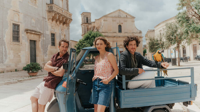 Ein Sommer in Italien: Um ihrer geliebten Cousine Ariane bei deren Reiseblog als Influencerin zu helfen, kam Billie (Hanna Pla&szlig;) ins italienische Apulien. Dort trifft sie auf Mateo (Valmir Krasniqi) und Raffaele (Jonathan Hutter), zwei Verehrer die unterschiedlicher nicht sein k&ouml;nnen. Bild: Sender / ZDF / Luis Zeno Kuhn