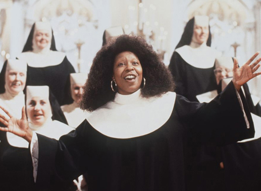 Im Klosterchor kann sich Deloris (Whoopi Goldberg, M.) austoben: Unter ihrer Leitung kommen die Nonnen auf Touren, dass es durch die Kirche nur so swingt und rockt ... Bild: Sender / Buena Vista Pictures
