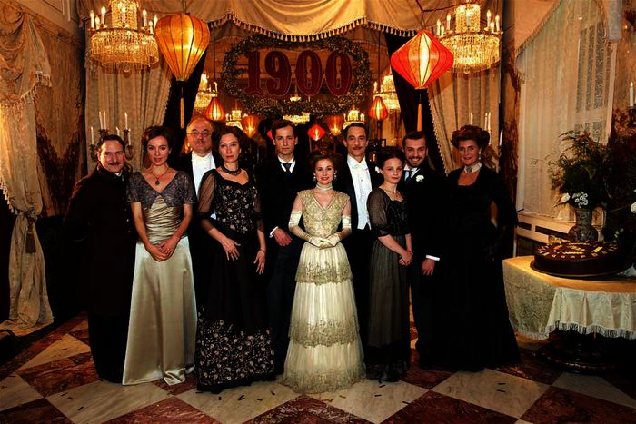 Die Jahrhundertwende wird im Hotel Sacher gefeiert: Portier Mayr (Robert Palfrader), Martha Aderhold (Julia Koschitz), Rudolf von Götz (Karl Fischer), Anna Sacher (Ursula Strauss), Maximilian Aderhold (Florian Stetter), Konstanze von Traunstein (Josefine Preuß), Hans-Georg von Traunstein (Laurence Rupp), Marie Stadler (Jasna Fritzi Bauer), Vincent Zacharias (Edin Hasanovic) und die englische Diplomatin (Francesca von Habsburg). Bild: Sender / Jens Hartmann