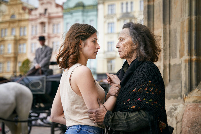 Der Schatten: Die junge Journalistin Norah Richter (Deleila Piasko) startet in Wien einen Neuanfang, als ihr die Bettlerin Dorothea Lechner (Elisabeth Rath) prophezeit, am 13. August am Prater einen Mann zu töten. Bild: Sender / ZDF / Tomas Mikule. 