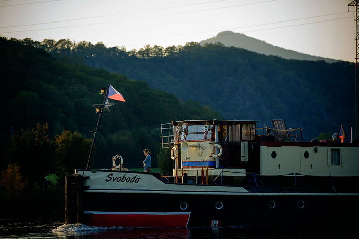 Sophie (Alina Levshin) steht an Bord der "Svoboda", die durch die Moldau gleitet. Bild: Sender / ZDF / Stanislav Honzík. 