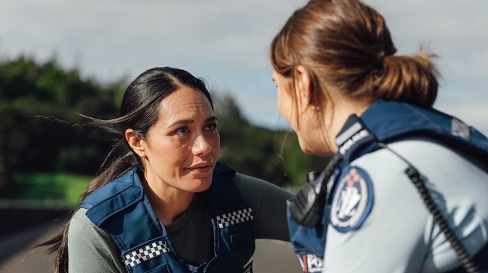 Back Up - Auf Streife mit der Ex: Police Constable Deb Brighton (Morgana O'Reilly) ist fassungslos: Die neue Detective im Revier ist Mihi Renata (Roimata Fox) - ausgerechnet ihre verflossene Liebe, zu der sie seit acht Jahren keinen Kontakt mehr hatte. Bild: Sender / ZDF / Julie Zhu
