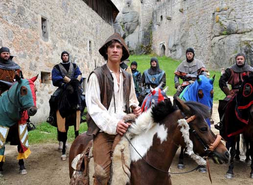 Johannes (Laurence Rupp) muss sich der besten Ritter des Landes erwehren. Bild: Sender