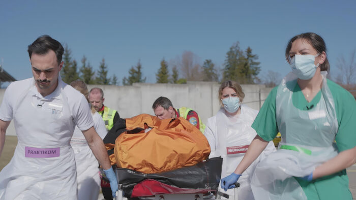 Die Lebensretter von Murnau - Wenn jede Sekunde z&auml;hlt: Die &Auml;rzte transportieren einen Verletzten vom Hubschrauber zur Klinik. Bild: Sender / ZDF / me:works.