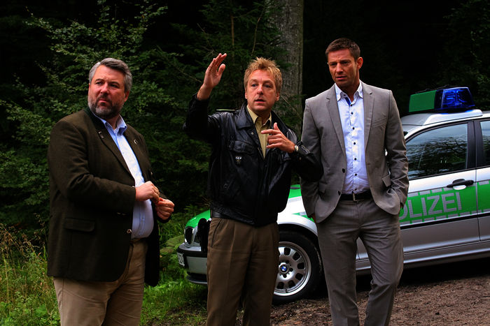 Polizist Mohr (Max Müller) mit den Kommissaren Stadler (Dieter Fischer) und Hansen (Igor Jeftic). Bild: Sender / ZDF / Bavaria Fernsehprod. / Christi