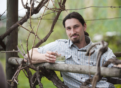 Andreas, 31, der sympathische Obstbauer aus der Steiermark. Andreas betreibt einen Kleinbetrieb mit 4 ha Obstplantagen. Er ist seit einem Jahr Single und hat bereits zwei Kinder. Bild: ATV