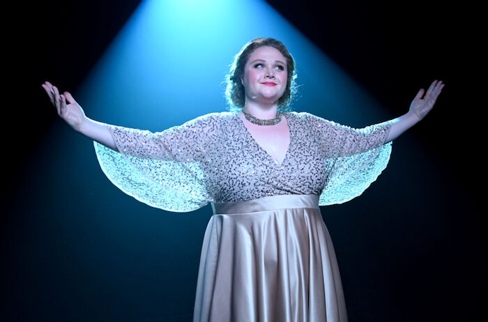 Verrückt nach Figaro: Millie Cantwell (Danielle Macdonald) träumt von einer Karriere als Opernsängerin. Bild: Sender / BR / Such Much Films / 5 Name Films / Black Camel Pictures / 24 Bilder Film GmbH, 