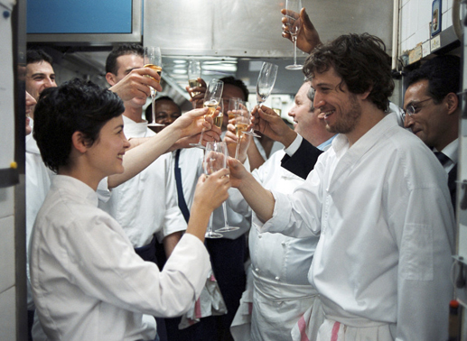 Langsam bricht das Eis zwischen Camille (Audrey Tautou) und Franck (Guillaume Canet): An Silvester hilft Camille in der Küche des Restaurants, in dem Franck arbeitet, aus. Glücklich stoßen sie gemeinsam auf das Neue Jahr an. Bild: Sender