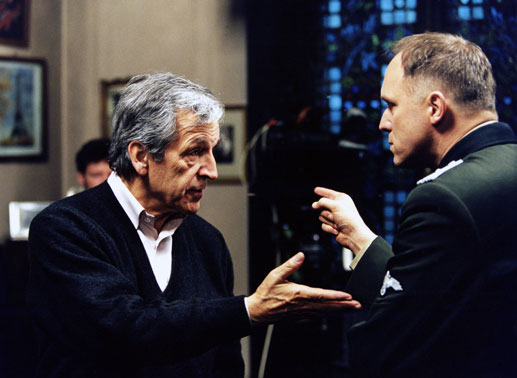 Regisseur Costa-Gavras (li.) mit Ulrich Tukur (re.) in der Rolle des Kurt Gerstein. Bild: Sender
