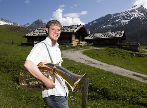 Hans, der sportbegeisterte Bergbauer, 24 Jahre, aus Salzburg. Hans wohnt auf knapp 1000 m Seehöhe und betreibt dort einen Bergbauernhof. Hans ist ein lebenslustiger und ehrlicher Familienmensch, der oft zu schüchtern ist um Mädchen anzusprechen. In einer Beziehung erwartet er Ehrlichkeit, Treue und, dass man gemeinsam Spaß hat.  Bild: Sender