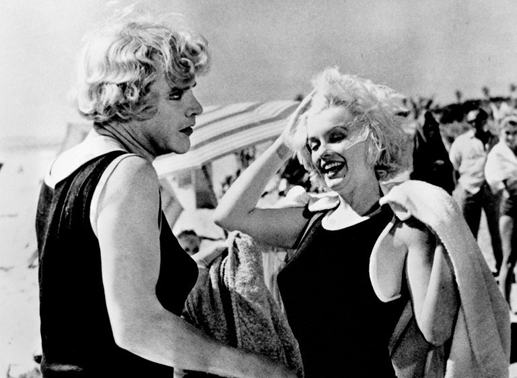 Daphne (Jerry Lewis) und "ihre" neue Freundin Sugar Marylin Monroe am Strand. Bild: Sender