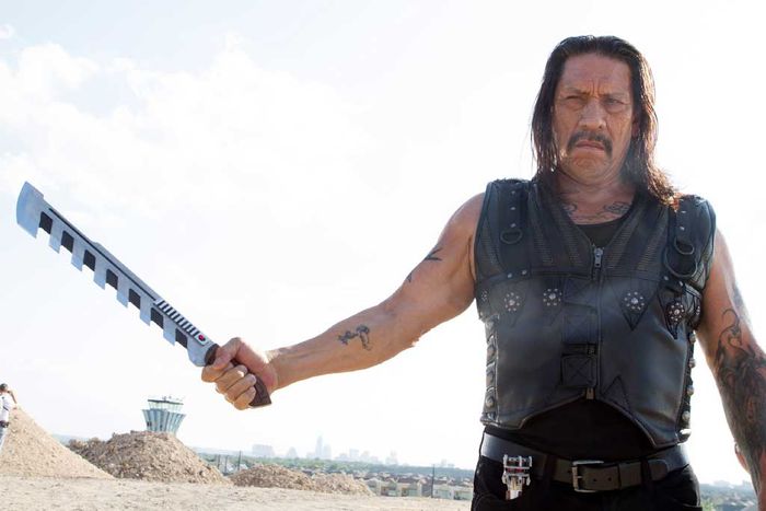Machete (Danny Trejo) bekommt den Auftrag, den Kartellboss Mendez aufzuspüren und ihn daran zu hindern, einen Raketenangriff auf die USA auszuüben. Bild: Sender / Universum Film