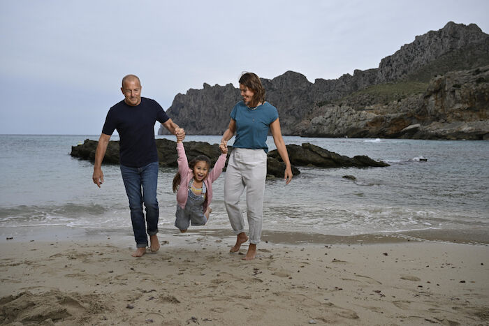 Lillys Verschwinden: Robert Bischoff (Heino Ferch) und Anna Bischoff (Jessica Schwarz) genießen mit ihrer Tochter Lilly (Minou Troll) ihren Urlaub am Meer. Bild: Sender / ZDF / Pep Bonet