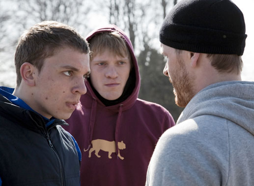 Ben (Edin Hasanovic) ist wegen brutaler Überfälle im Gefängnis gelandet. Mit Sozialarbeitern will er keineswegs reden. Aber soll er sich die Chance, die Niklas (Marc Ben Puch ihm bietet, wirklich entgehen lassen? Bild: Sender / Laura Schleicher