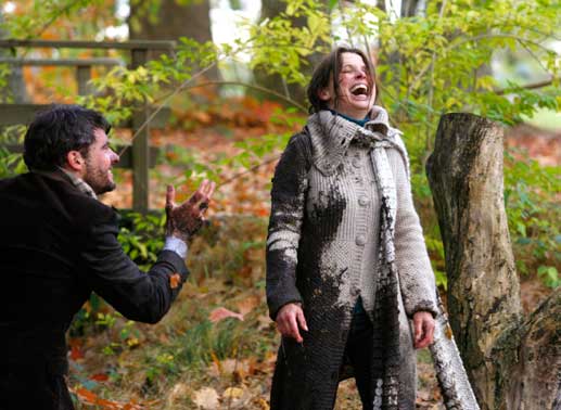 Humor ist, wenn man trotzdem lacht: Lina (Julia Brendler) und Markus (Stephan Luca) amüsieren sich über ihre eigene Tollpatschigkeit bei der Rettung eines Schoßhündchens. Bild: Sender