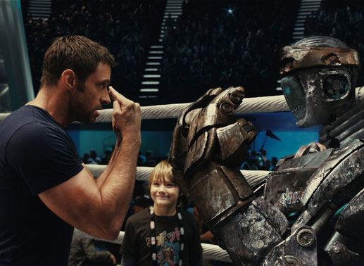 Spracherkennung kaputt, und der Gegner ist der beste Kampfroboter auf der Welt. Jetzt kann nur noch Charlie (Hugh Jackman, l.) mit Hilfe der Schattenfunktion Max' (Dakota Goyo, M.), Kampfroboter Atom retten ... Bild: Sender/Dreamworks