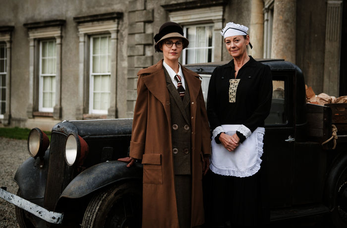 Agatha und die Wahrheit des Verbrechens: Agatha (Ruth Bradley) und Mabel (Pippa Haywood) ermitteln unter falschen Namen. Bild: Sender / WDR / Darlow Smithson Productions Limited 2018