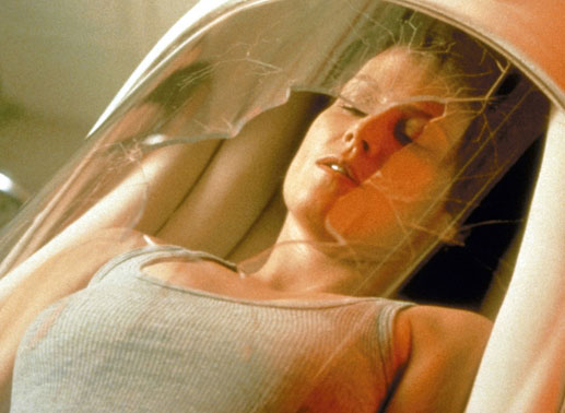 Erwachen nach einer langen Odyssee im Tiefschlaf: Ripley (Sigourney Weaver) strandet mit ihrem Raumgleiter auf einem fremden Planeten an der Grenze des Universums ... Bild: Sender / 20th Century Fox 