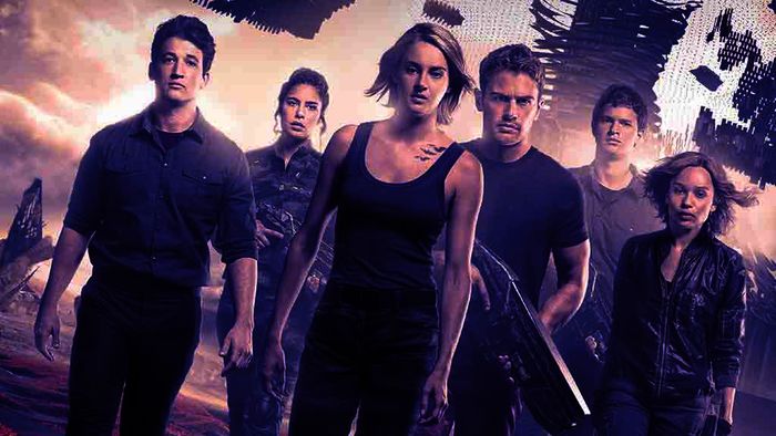 Miles Teller als Peter, Nadia Hilker als Nita, Shailene Woodley als Tris, Theo James als Four, Ansel Elgort als Caleb und Zoë Kravitz als Christina. Bild: Sender / MG RTL D / 2016 Concorde Filmverleih GmbH