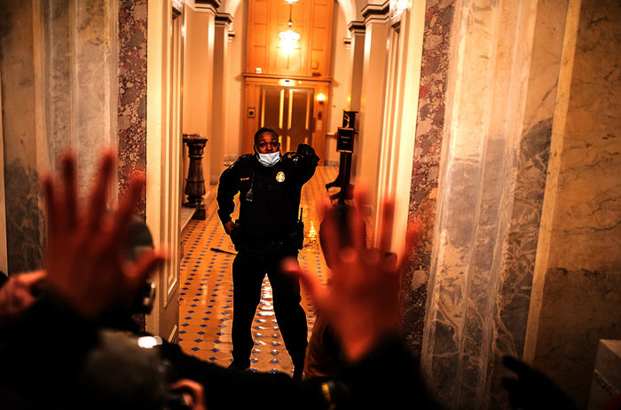 Sturm auf das Kapitol: Eugene Goodman, US-Kapitol-Polizei, hält eine Gruppe von Demonstranten im Kapitol zurück. Bild: Sender / SWR / Ashley Gilbertson