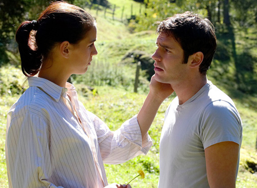 Anna (Sissi Wolf) und Peter (Manuel Witting) wollen den ererbten Hof erhalten. Bild: Sender