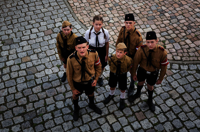 Der 10-jährige Anton will zur Hitlerjugend gehören. Doch das sorgt für Streit mit seinem Vater. Bild: Sender /  SWR / LOOKSfilm / Andreas Wünschirs