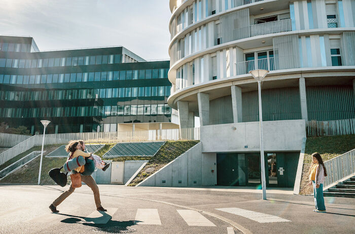 Das unsichtbare Wesen: Der Familienvater Damien (Bastien Bouillon) zieht mit seiner Frau Nadia (Mouna Soualem) und Tochter Chloé (Milla Harbouche) in eine neue Wohnung. Noch ist es eine heile Welt. Bild: Sender / Jérôme Prébois