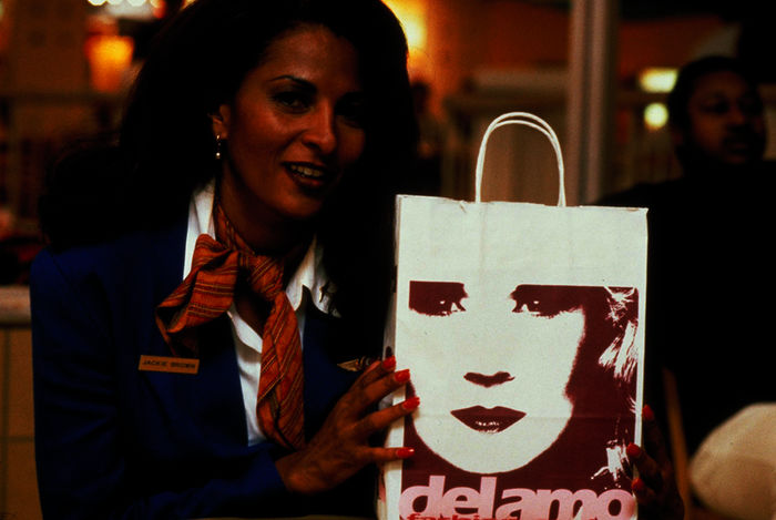 Jackie Brown (Pam Grier) ist Stewardess, doch leider verdient sie zu wenig Geld. Deshalb arbeitet sie für den Waffenhändler Ordell Robbie. Bild: Sender/ Freeway Entertainment Kft.