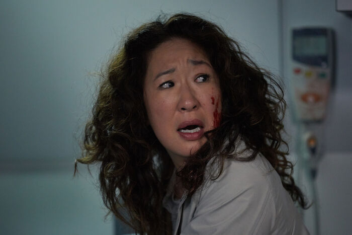 Killing Eve: Um für die Sicherheit der Augenzeugin zu sorgen, vergewissert sich Eve (Sandra Oh) im Krankenhaus, ob die Frau ausreichend bewacht wird. Kaum angekommen, muss Eve eine schreckliche Entdeckung machen. Bild: Sender / ZDF / Robert Viglasky