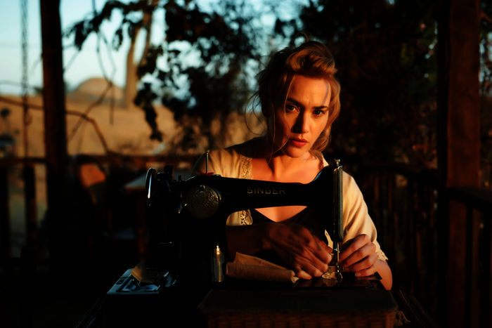 Myrtle "Tilly" Dunnage (Kate Winslet) ist eine äußertst geschickte Schneiderin und will dieses Wissen auch weitergeben. Bild: Sender / Benking Photography