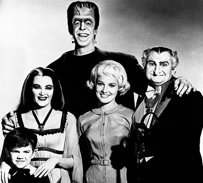 Eddie Munster (Butch Patrick), Lily Munster (Yvonne De Carlo), Herman Munster (Fred Gwynne), Marilyn Munster (Pat Priest), Grandpa (Al Lewis). Bild: Sender / MG RTL D / Universal