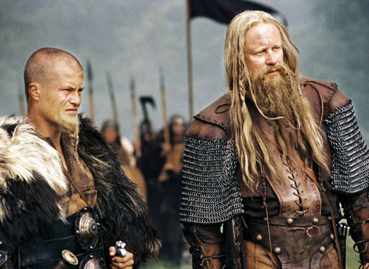 Til Schweiger (Cynric), Stellan Skarsgard (Cerdic). Bild: Sender