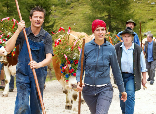 Bogdan (Roman Knizka) hilft Anna (Sissi Wolf) bei der schweren Arbeit. Bild: Sender