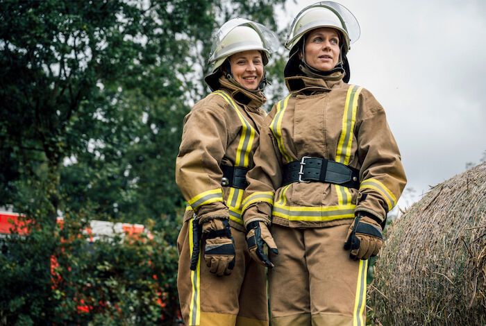 Feuerwehrfrauen:  Die Feuerwehrfrauen Meike Honnich (Katja Danowski) und Anja Schmitz (Nadja Becker) sind bereit für den Einsatz. Bild: Sender / ARD Degeto / Niklas Marc Heinecke