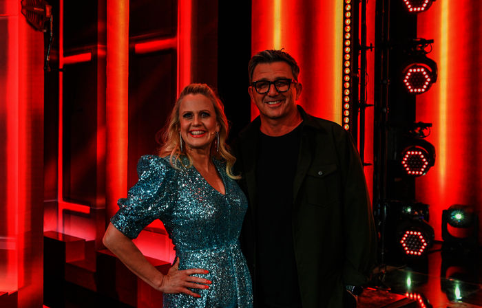 Starnacht am Wörthersee: Das neue Moderationsduo 2022 – Hans Sigl und Barbara Schöneberger. Bild: Sender / ORF / SWR / Patricia Neligan