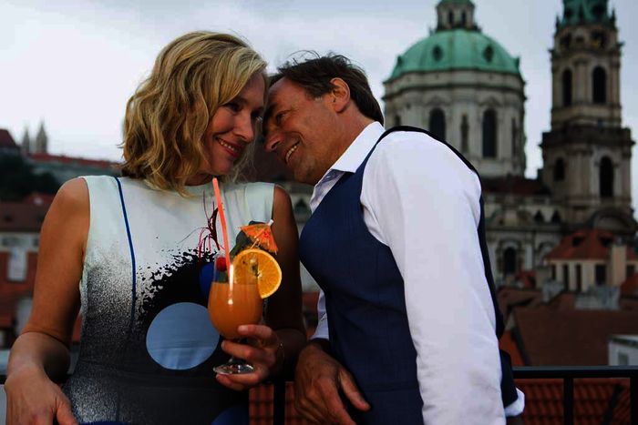 Jannick (Peter Benedict) ist sehr an seiner ehemaligen WG-Freundin Katrin (Katja Weitzenböck) interessiert und scheut vor nichts zurück, um sie zu erobern. Bild: Sender / ZDF / Daniela Incoronat