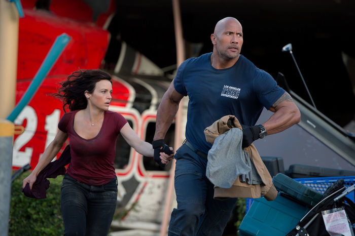 Carla Gugino und Dwayne Johnson in „San Andreas“. Bild: Sender/Warner