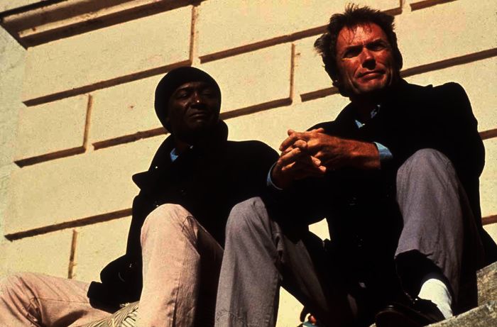 Einer der Insassen (Carl Lumbly, l.) berichtet Frank Morris (Clint Eastwood, r.), dass noch nie jemanden die Flucht aus Alcatraz gelungen ist. Doch das kann Frank nicht von seinem Plan abhalten. Bild: Sender / ZDF / TM ¨ & Copyright © 2003 by Paramount Pictures All Rights Reserved