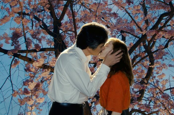 Madame Sidonie in Japan: In Japan findet die trauernde Sidonie (Isabelle Huppert) Zeit zum Heilen und lässt ihre Gefühle für den Verleger Kenzo (Tsuyoshi Ihara) zu. Bild: Sender  BR /  &copy; 1015 Lupa / Celine Bozon