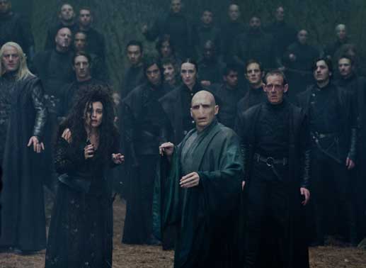 Jason Isaacs ist Lucius Malfoy, Helena Bonham Carter als Bellatrix Lestrange and Ralph Fiennes als Lord Voldemort mit den Totenfressern. Bild: Warner Bros.