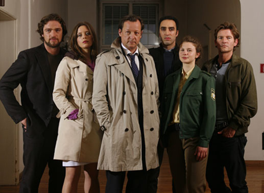 Ronald Zehrfeld (Rolle: Gerry Vogt), Alma Leiberg (Rolle: Diana Vogt), Matthias Brandt (Rolle: Hanns von Meuffels), Samir Fuchs (Rolle: Ari Ben Kanaan), Anna M. Sturm (Rolle: Anna Burnhauser), Philpp Moog (McFly). Bild: Sender