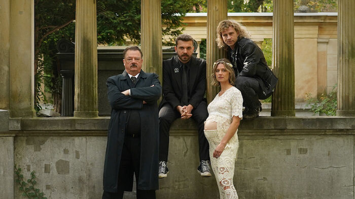 Sterben für Beginner: Eric (Edin Hasanovic) beginnt ein Praktikum bei Bestatter Volker Mutz (Peter Kurth). Währenddessen erkrankt sein bester Freund Alex (Max Hubacher) und Karla (Svenja Jung) ist schwanger. Bild: Sender / ZDF / René Gorski.