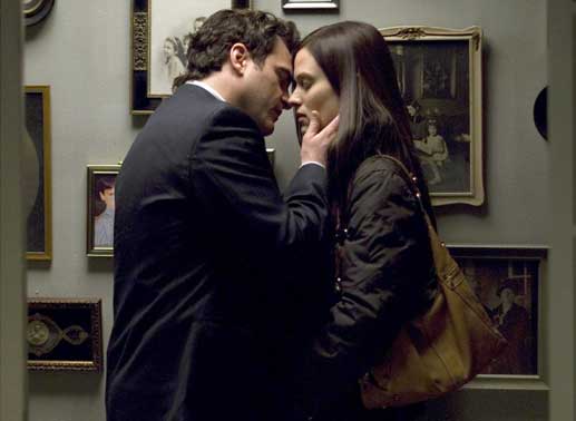 Auf Bitten seiner Eltern l&auml;sst Leonard (Joaquin Phoenix) sich auf das Mauerbl&uuml;mchen Sandra (Vinessa Shaw) ein. Bild: Sender