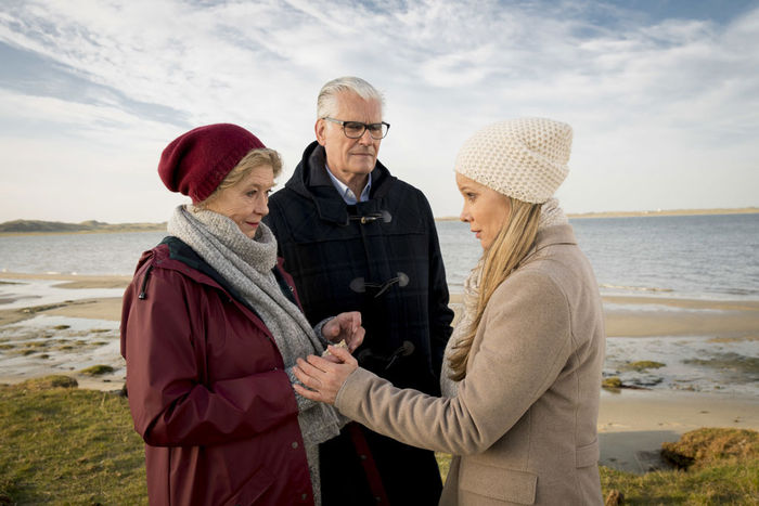 Bastian de Jong (Sky du Mont, M.) und Martha (Lisa Kreuzer, l.) sind enttäuscht, weil Katharina (Ann-Kathrin Kramer, r.) wegen ihrer Vergangenheit Sylt verlassen möchte. Bild: Sender / Georges Pauly